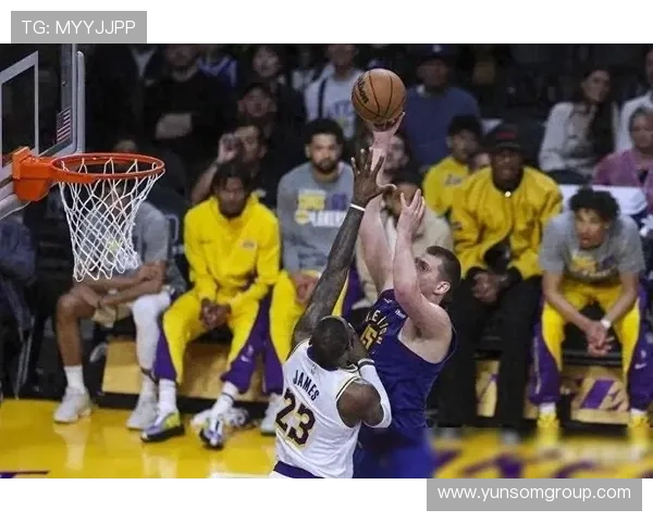 浓眉在比赛中受伤离场 湖人队面临新一轮伤病危机