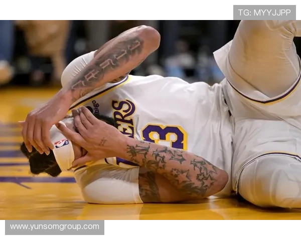 詹姆斯伤情持续观察 湖人队如何调整阵容应对新挑战